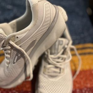 White, grayish 8.5 women’s brooks in great condition.